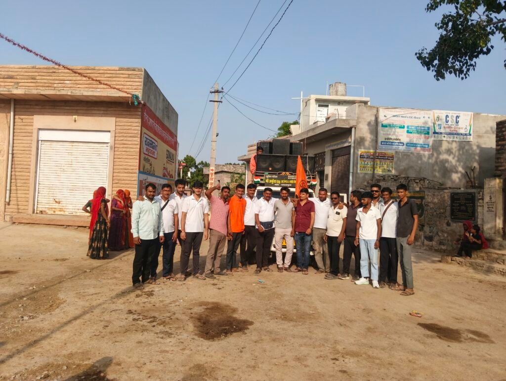 रोहट : गाजन गढ़ से 51 युवाओं का पैदल संघ रामदेवरा रवाना। पाली रोहट। - PALI, राजस्थान