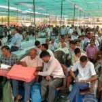 मतदान की घड़ी करीब, पोलिंग पार्टियां मतदान केन्द्रों के लिए रवाना