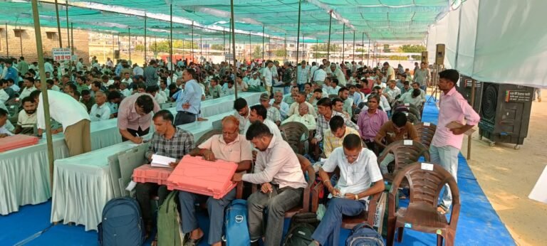 मतदान की घड़ी करीब, पोलिंग पार्टियां मतदान केन्द्रों के लिए रवाना