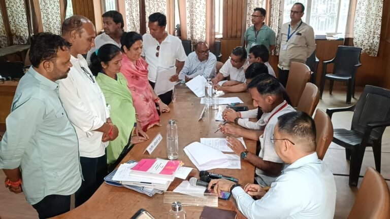 महापौर चुनाव को लेकर निगम कार्यालय में बढ़ी हलचल 8 प्रत्याशियों को 13 नामांकन पत्र वितरित, 6 ने जमा किए 10 नामांकन