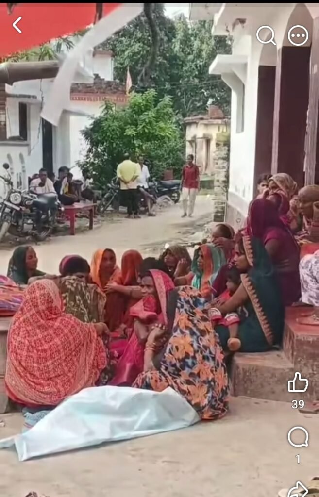 बंदर के कूदते ही गिरी सीढ़ी की दीवार, आठ वर्षीय बच्चे की मौत - BASTI, उत्तर प्रदेश