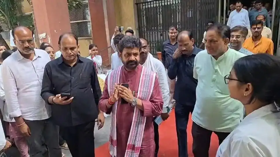 वाराणसी स्थित राजकीय आयुर्वेद महाविद्यालय में बुधवार को उस समय माहौल गरमा गया जब स्टाइपेंड बढ़ाने की मांग को लेकर आंदोलनरत BAMS छात्रों ने उत्तर प्रदेश के आयुष राज्यमंत्री (स्वतंत् - CHANDAULI, उत्तर प्रदेश