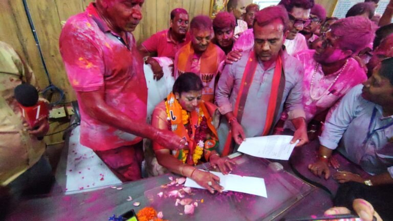 महापौर बनी नमिता बुबकिया, 33 मतों से हासिल की जीत कड़ी सुरक्षा के बीच शांतिपूर्ण संपन्न हुआ महापौर चुनाव,