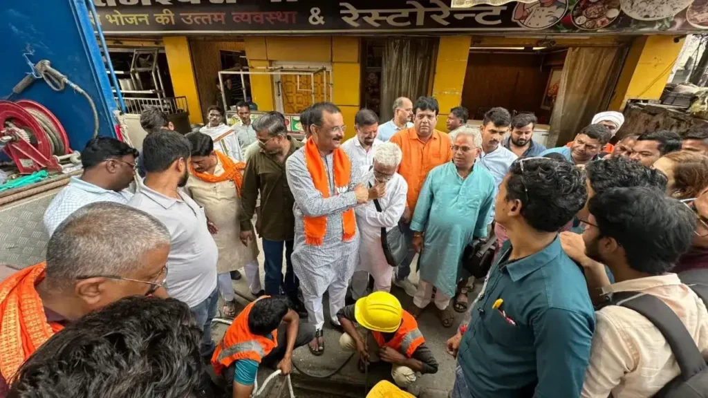 वाराणसी: सीवर लाइन जाम कर जलभराव कराने की साजिश! सफाई में मिलीं बालू भरी बोरियां 1 वाराणसी: सीवर लाइन जाम कर जलभराव कराने की साजिश! सफाई में मिलीं बालू भरी बोरियां - CHANDAULI, उत्तर प्रदेश