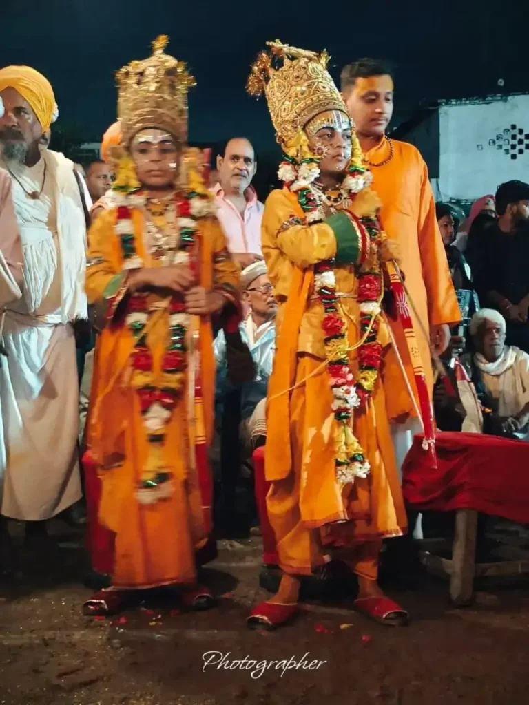 बाल लीला का आग्रह: माता कौशल्या के आग्रह पर प्रभु ने बाल रूप धारण किया। इसके बाद माता कौशल्या से श्रीरामचंद्र जी, महारानी कैकेई से भरत जी तथा महारानी सुमित्रा से लक्ष्मण जी और शत्र