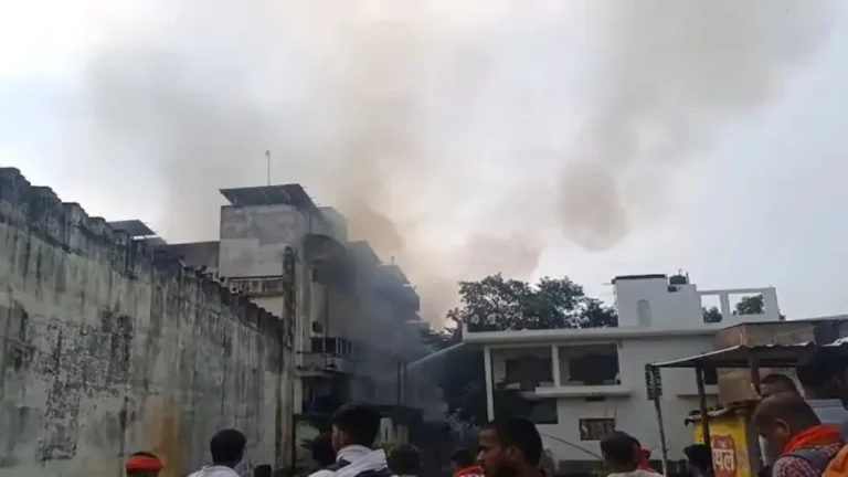 वाराणसी: मंडुवाडीह में पंखे के गोदाम में लगी भीषण आग, धू-धूकर जला करोड़ों का माल; खाली कराए गए आसपास के मकान