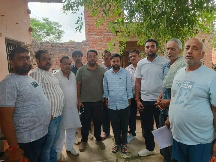 🚨 जहानगंज में पीड़ित परिवार को घर में रोकने का आरोप, पुलिस पर मारपीट के गंभीर आरोप फर्रुखाबाद। जहानगंज थाना क्षेत्र के कोरीखेड़ा गांव में पीड़ित परिवार के साथ पुलिस कार्रवाई को ले