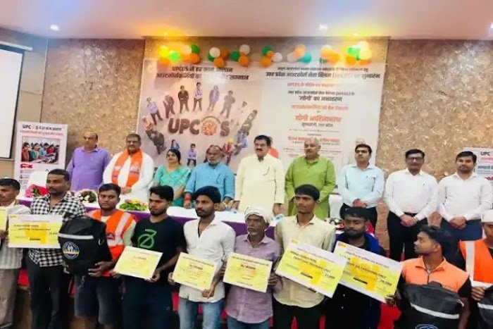 आज UPCOS के बाद वाराणसी में आउटसोर्स कर्मचारियों को BOCW योजनाओं के चेक हुए वितरित…