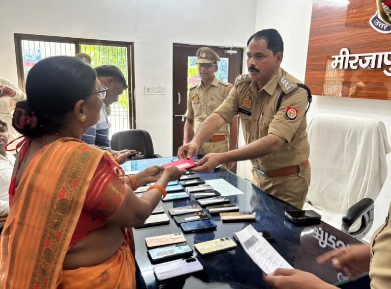 खोए हुए मोबाइल को बरामद कर मिर्जापुर पुलिस ने मोबाइल धारकों को दिया