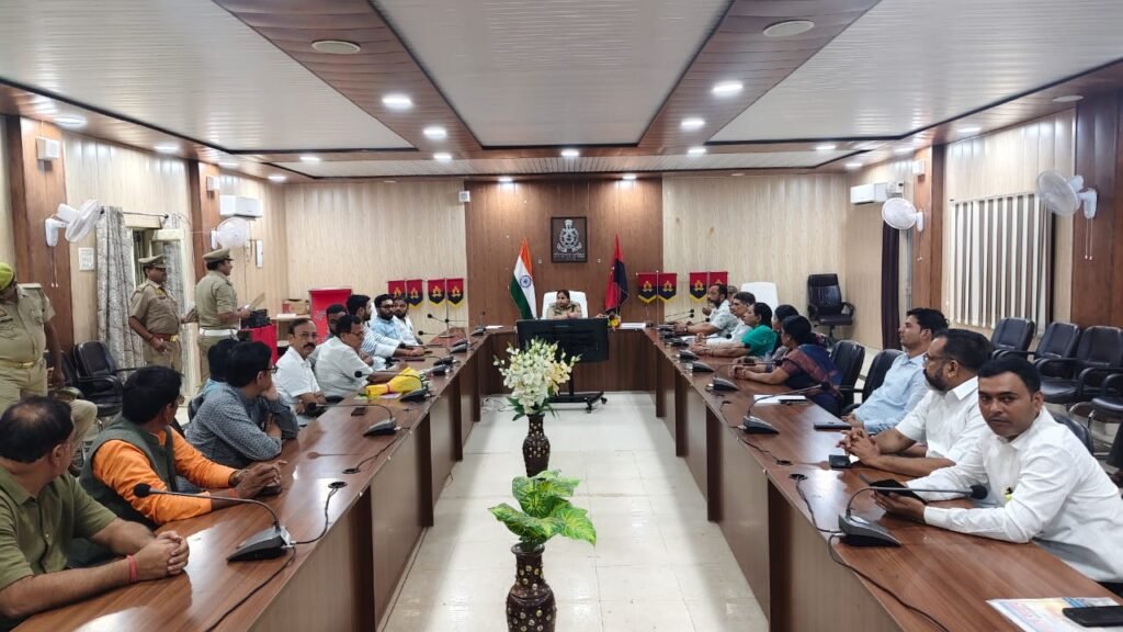 पुलिस अधीक्षक मीरजापुर द्वारा व्यापार मण्डल एवं सर्राफा व्यवसायियों के साथ बैठक कर सुनी गयीं समस्याएं, साइबर अपराध से बचाव हेतु किया गया जागरूक, सुरक्षा एवं सहयोग का दिया भरोसा— सं - मिर्ज़ापुर, उत्तर प्रदेश