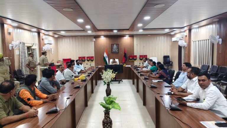 पुलिस अधीक्षक मीरजापुर द्वारा व्यापार मण्डल एवं सर्राफा व्यवसायियों के साथ बैठक कर सुनी गयीं समस्याएं, साइबर अपराध से बचाव हेतु किया गया जागरूक, सुरक्षा एवं सहयोग का दिया भरोसा— सं
