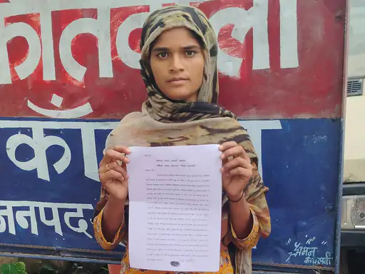 दहेज की मांग को लेकर विवाहिता ने ससुराल वालों पर लगाया उत्पीड़न का आरोप ट्रक की मांग का आरोप, बच्चों के साथ घर से निकालने की शिकायत