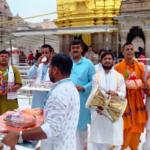 काशी की भक्ति मथुरा का प्रेम,, एक हुआ सनातन भाव आस्था के दो धाम