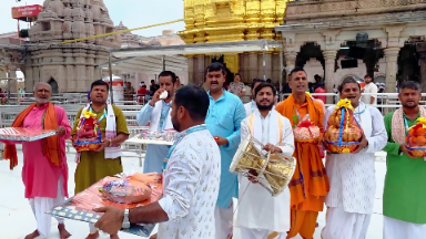 काशी की भक्ति मथुरा का प्रेम,, एक हुआ सनातन भाव आस्था के दो धाम