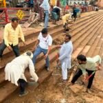 जनप्रतिनिधियों-प्रशासन ने मिलकर की भरत घाट की सफाई।