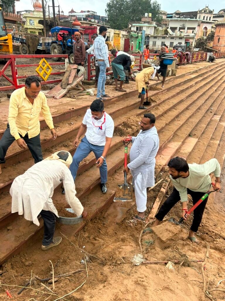 जनप्रतिनिधियों-प्रशासन ने मिलकर की भरत घाट की सफाई।