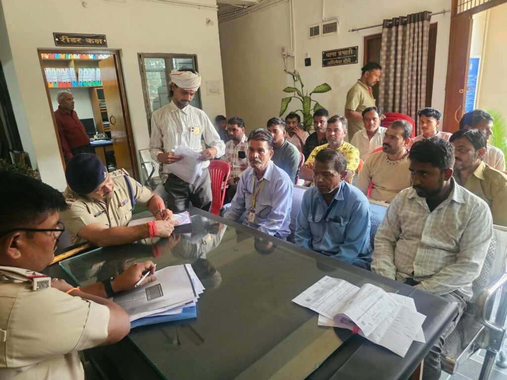 थाना विजय राघव गढ़ में चला बिषेस अभियान स्कूली वाहनो की चेकिंग 1 थाना विजय राघव गढ़ में चला बिषेस अभियान स्कूली वाहनो की चेकिंग - कटनी, मध्य प्रदेश