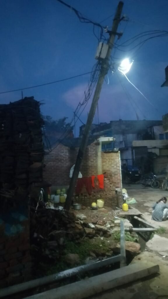 🚨*बिरसिंहपुर ब्रेकिंग न्यूज़* 🚨 *3 महीने से नहीं बदला जर्जर बिजली खंभा, कभी भी हो सकता है बड़ा हादसा!* *वार्ड नंबर 9 के डाफलियन मोहल्ले में बिजली विभाग की लापरवाही पर उठे सवाल* - सतना, मध्य प्रदेश