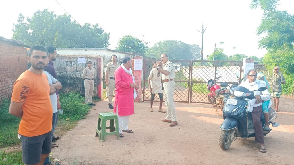 पगार कला पंचायत में मतदान को लेकर उत्साह, चाक-चौबंद सुरक्षा के बीच डाले जा रहे वोट 1 पगार कला पंचायत में मतदान को लेकर उत्साह, चाक-चौबंद सुरक्षा के बीच डाले जा रहे वोट - सतना, मध्य प्रदेश
