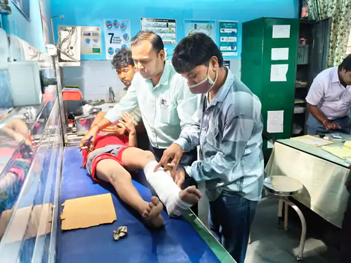 बाइक की टक्कर से कक्षा दो का छात्र घायल गंभीर हालत में जिला अस्पताल शामली रेफर, हादसे के बाद चालक फरार