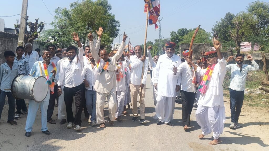 हिंदू-मुस्लिम एकता की मिसाल: डोडियाना में तेजा भक्तों का फूलों की बारिश से भव्य स्वागत
