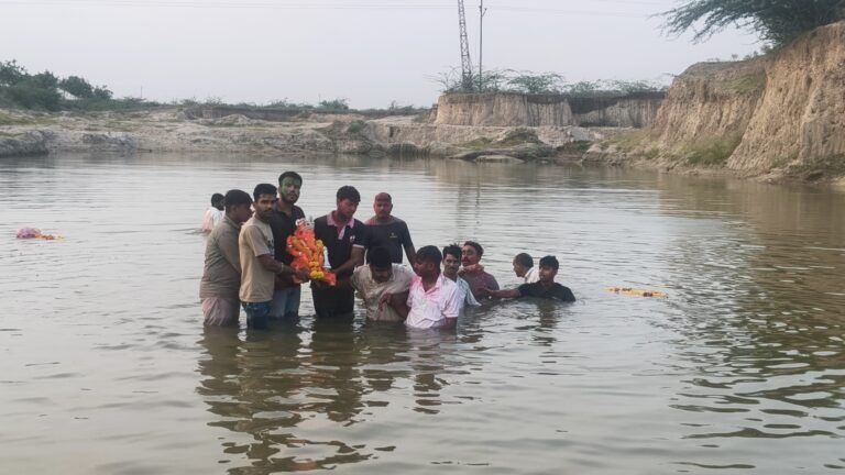 गणपति विसर्जन में उमड़ा आस्था का सैलाब, गाजे-बाजे के साथ दी विदाई