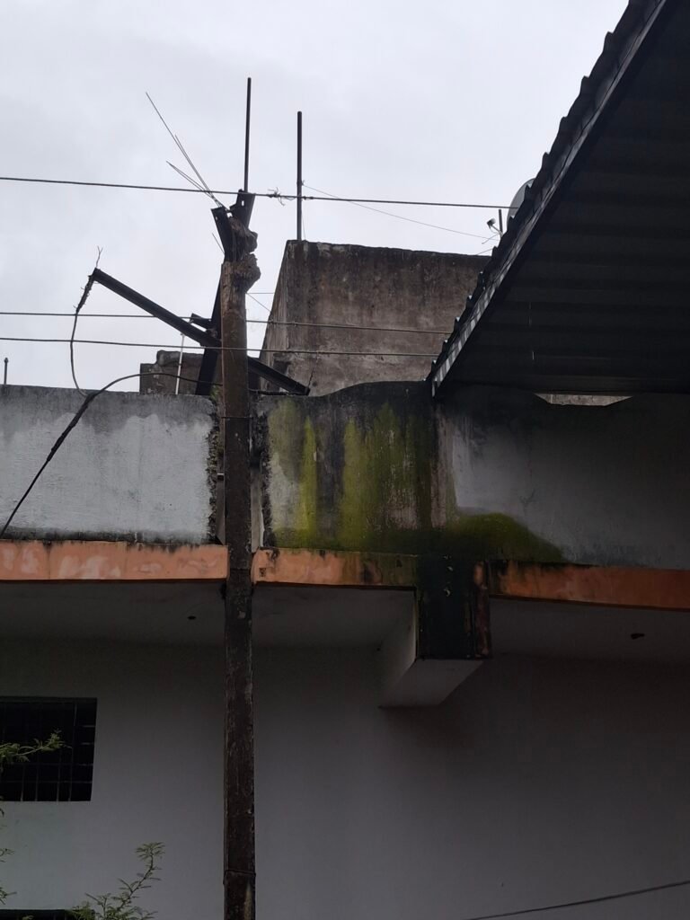 विद्युत विभाग की घोर लापरवाही: 11kV लाइन का खंभा टूटा, आधा गांव अंधेरे में डूबा, टला बड़ा हादसा*