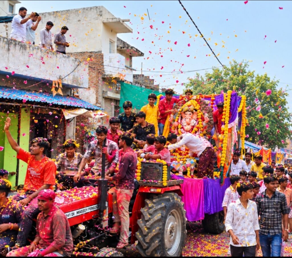 पादूकलां में गणेश उत्सव की झांकियों पर पुष्पवर्षा, हिंदू-मुस्लिम एकता की मिसाल - NAGAUR, राजस्थान