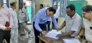 गाजीपुर: जिलाधिकारी ने ईवीएम गोदाम का किया निरीक्षण, सुरक्षा व्यवस्था परखी