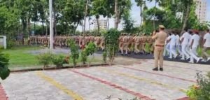 बुधवार परेड में परखी गई पुलिसकर्मियों की दक्षता, क्षेत्राधिकारी निचलौल ने किया निरीक्षण 3 FB IMG 1788343851018