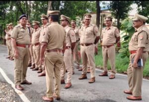 बुधवार परेड में परखी गई पुलिसकर्मियों की दक्षता, क्षेत्राधिकारी निचलौल ने किया निरीक्षण 2 FB IMG 1788343855561