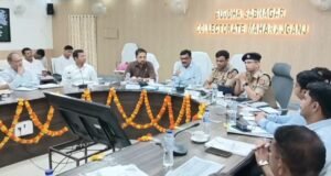 महराजगंज में 10 करोड़ से अधिक की परियोजनाओं की मंडलायुक्त ने की समीक्षा, दिसंबर तक काम पूरा कराने के सख्त निर्देश 2 FB IMG 1788505539514