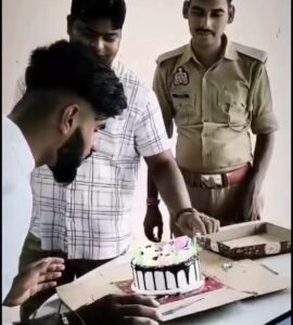 पुलिस चौकी में युवा नेता का जन्मदिन मनाना पड़ा भारी, दरोगा समेत 6 पुलिसकर्मी निलंबित 2 FB IMG 1788708815051