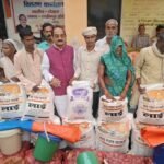 धौरहरा में बाढ़ प्रभावित परिवारों को मिली राहत, विधायक ने बांटी राहत किट