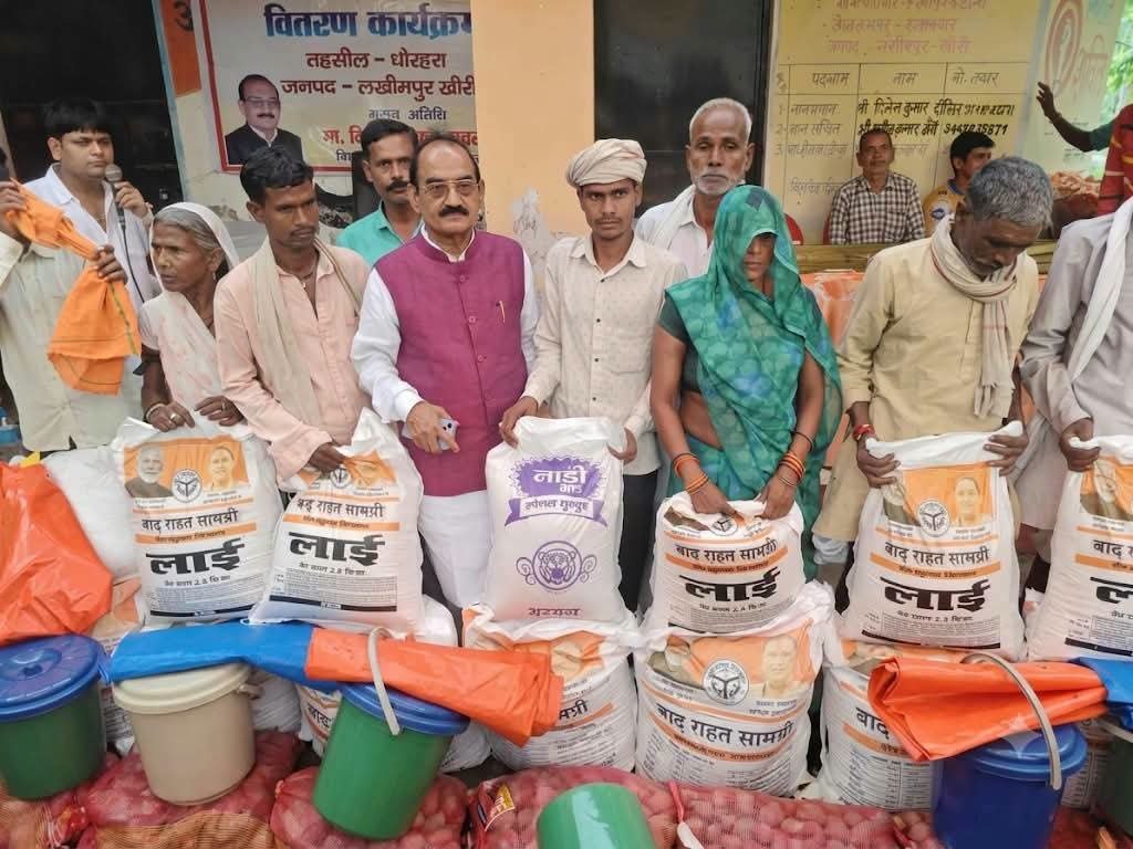 धौरहरा में बाढ़ प्रभावित परिवारों को मिली राहत, विधायक ने बांटी राहत किट 1 धौरहरा में बाढ़ प्रभावित परिवारों को मिली राहत, विधायक ने बांटी राहत किट - KHERI, उत्तर प्रदेश