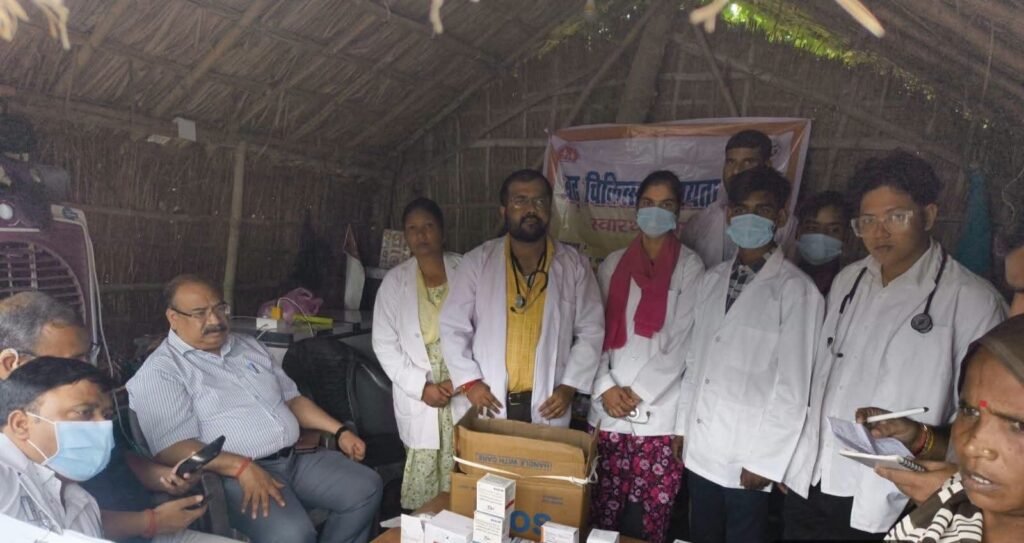 सीएमओ ने बाढ़ प्रभावित तमोलियन गांव में गर्भवती माताओं से की मुलाकात, एक को सीएचसी में भर्ती होने की सलाह 1 सीएमओ ने बाढ़ प्रभावित तमोलियन गांव में गर्भवती माताओं से की मुलाकात, एक को सीएचसी में भर्ती होने की सलाह - KHERI, उत्तर प्रदेश