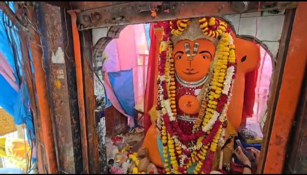 खड़े हनुमान ‘टस से मस नहीं ,7 दिन से प्रशासन के प्रयास नाकाम 1 खड़े हनुमान ‘टस से मस नहीं ,7 दिन से प्रशासन के प्रयास नाकाम - सागर, मध्य प्रदेश