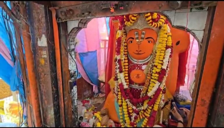 खड़े हनुमान ‘टस से मस नहीं ,7 दिन से प्रशासन के प्रयास नाकाम