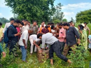 मंदिर निर्माण की खुदाई में मिला पुराना लॉकर, प्रशासन की मौजूदगी में खुलेगा 3 FB IMG 1789231677692