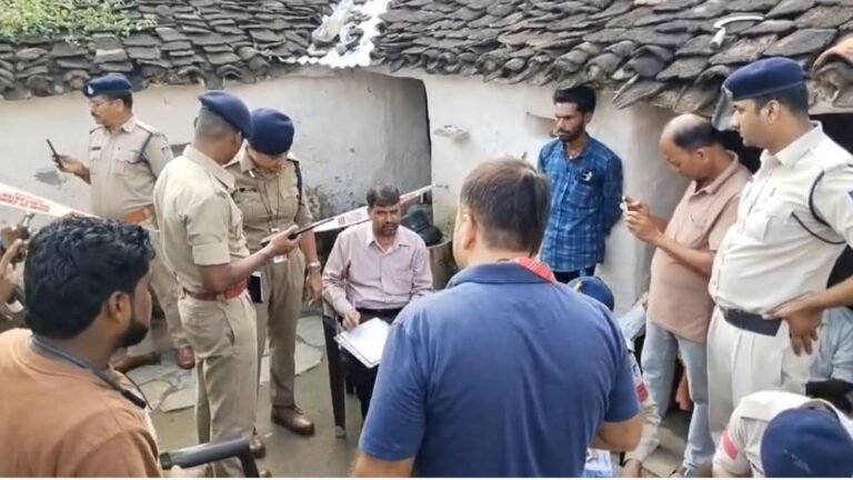 चरित्र संदेह में उजड़ा पूरा परिवार: पति ने पत्नी और तीन मासूम बच्चों को कुल्हाड़ी से काट डाला