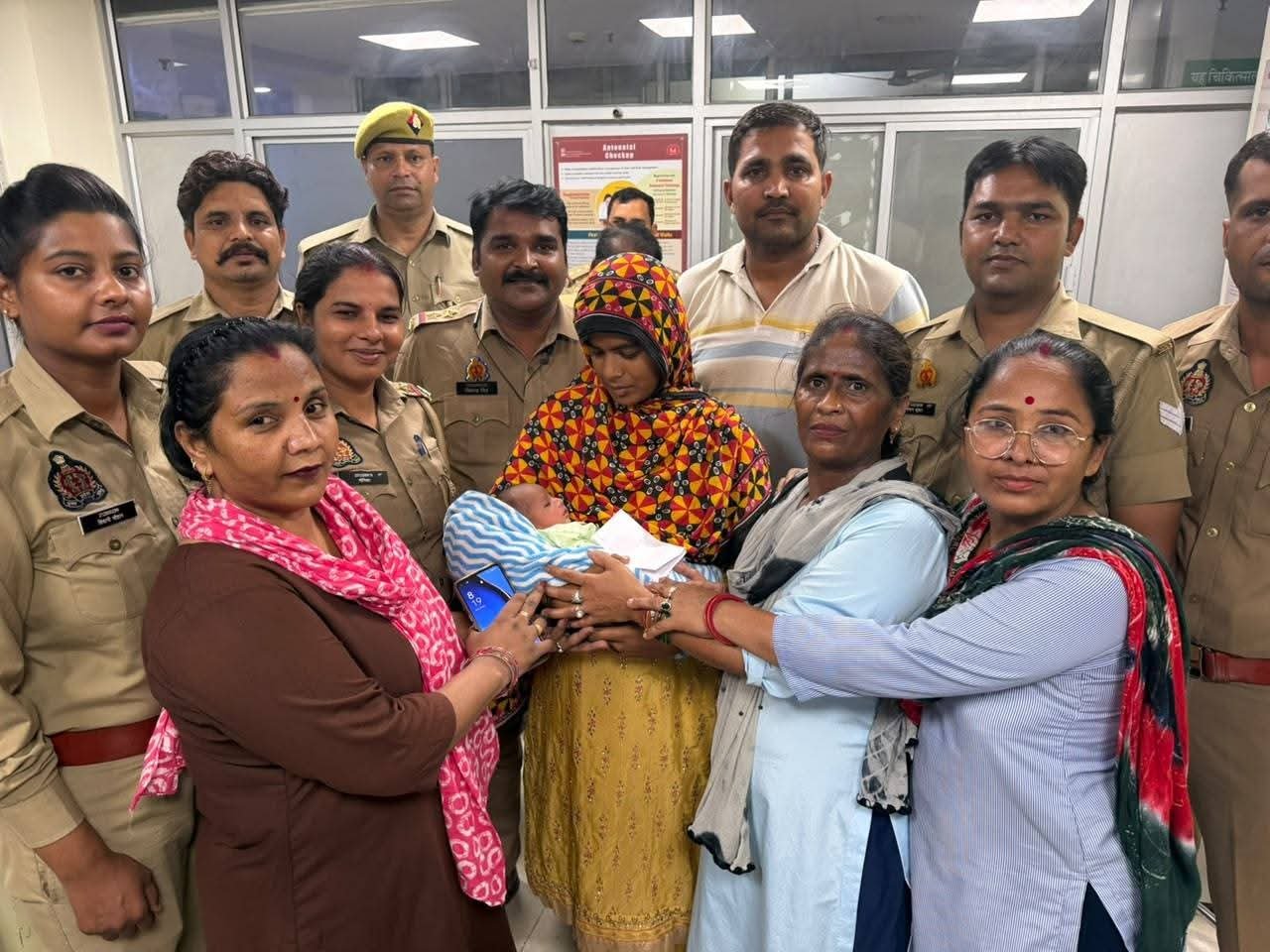 बड़ी खबर | सहारनपुर में दो दिन से गायब नवजात सकुशल बरामद, संदिग्ध महिला हिरासत में 2 बड़ी खबर | सहारनपुर में दो दिन से गायब नवजात सकुशल बरामद, संदिग्ध महिला हिरासत में - SAHARANPUR, उत्तर प्रदेश