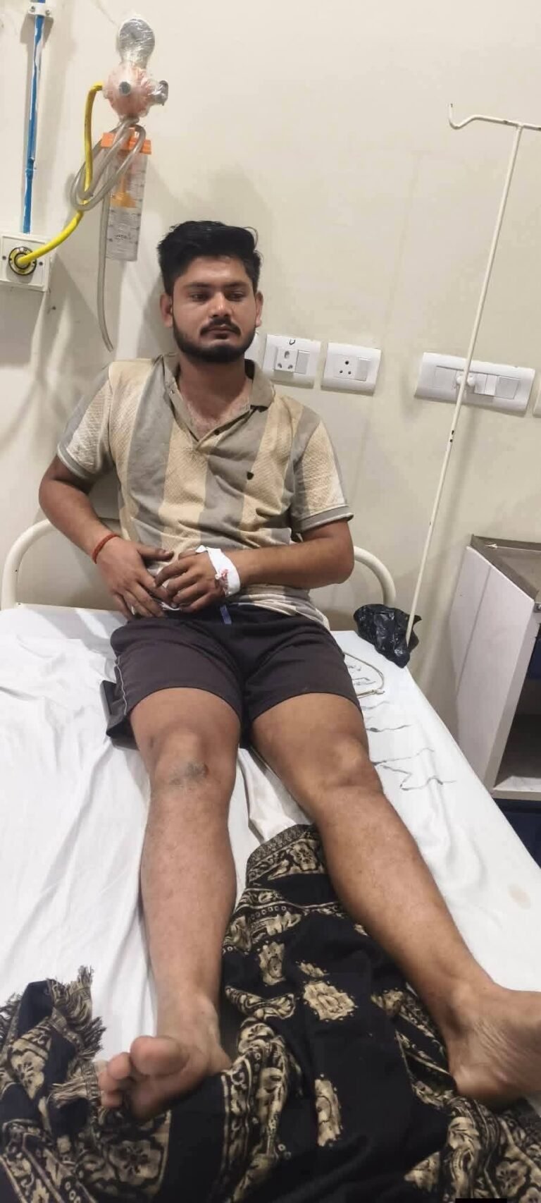 पुलिस कर्मियों के द्वारा पत्रकार को लात घूसों और डंडे से मारने का आरोप