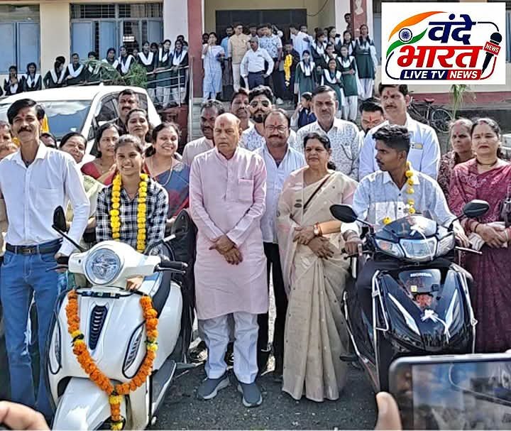 गौर नगर में संकुल स्तरीय आयोजन; भाषण- चित्रकला में प्रतिभाओं का सम्मान एवं ,मेधावियों को स्कूटी विधायक लारिया द्वारा प्रदान की गई