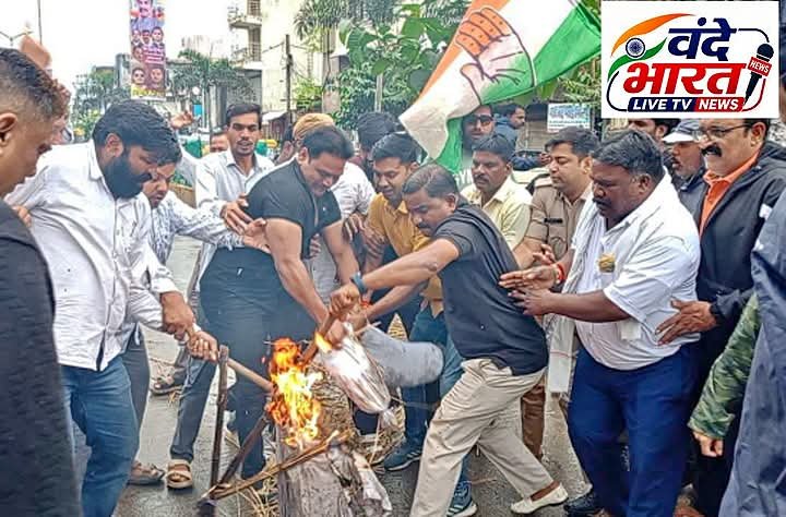 राहुल गांधी पर FIR के विरोध में शहर कांग्रेस ने वाटर कैनन और पुलिस की झूमा झटकी के बीच उत्तराखंड के मुख्यमंत्री पुष्कर सिंह धामी का पुतला घसीटकर किया पुतला दहन