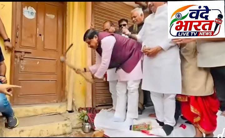 अपने ही पैतृक घर पर चलाई गैती, भावुक नजर आए मुख्यमंत्री डॉ. मोहन यादव