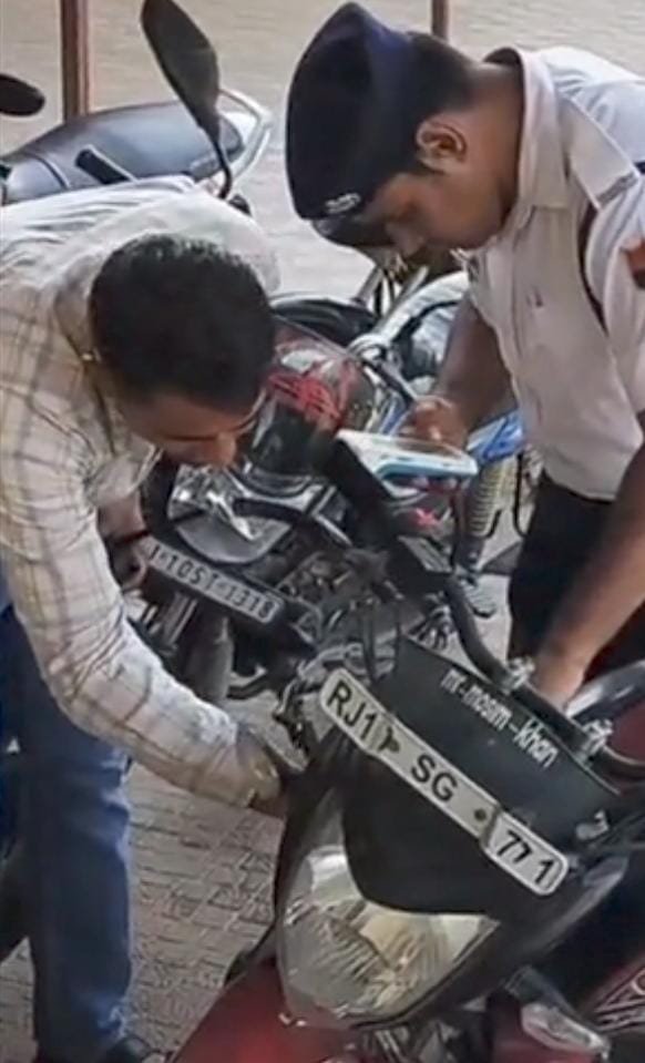 चूरू में स्टंट कर रहे बाइक सवार की गाडी सीज: यातायात पुलिस और कालिका टीम ने की कार्रवाई, रेलवे फाटक तोड़ने का भी आरोप
