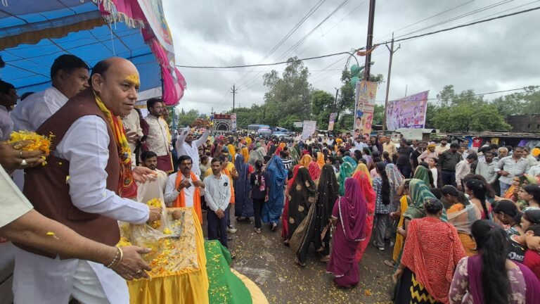 भाजपा सदर केंट मंडल ने किया नरयावली विधायक लारिया के नेतृत्व में जन्माष्टमी पर शोभायात्रा का स्वागत