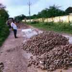 सरकार का इन्तजार नहीं ग्राम बासियों ने खुद संभाली सड़क की जिम्मेदारी