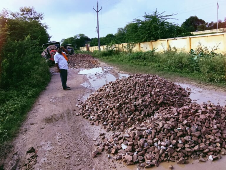 सरकार का इन्तजार नहीं ग्राम बासियों ने खुद संभाली सड़क की जिम्मेदारी