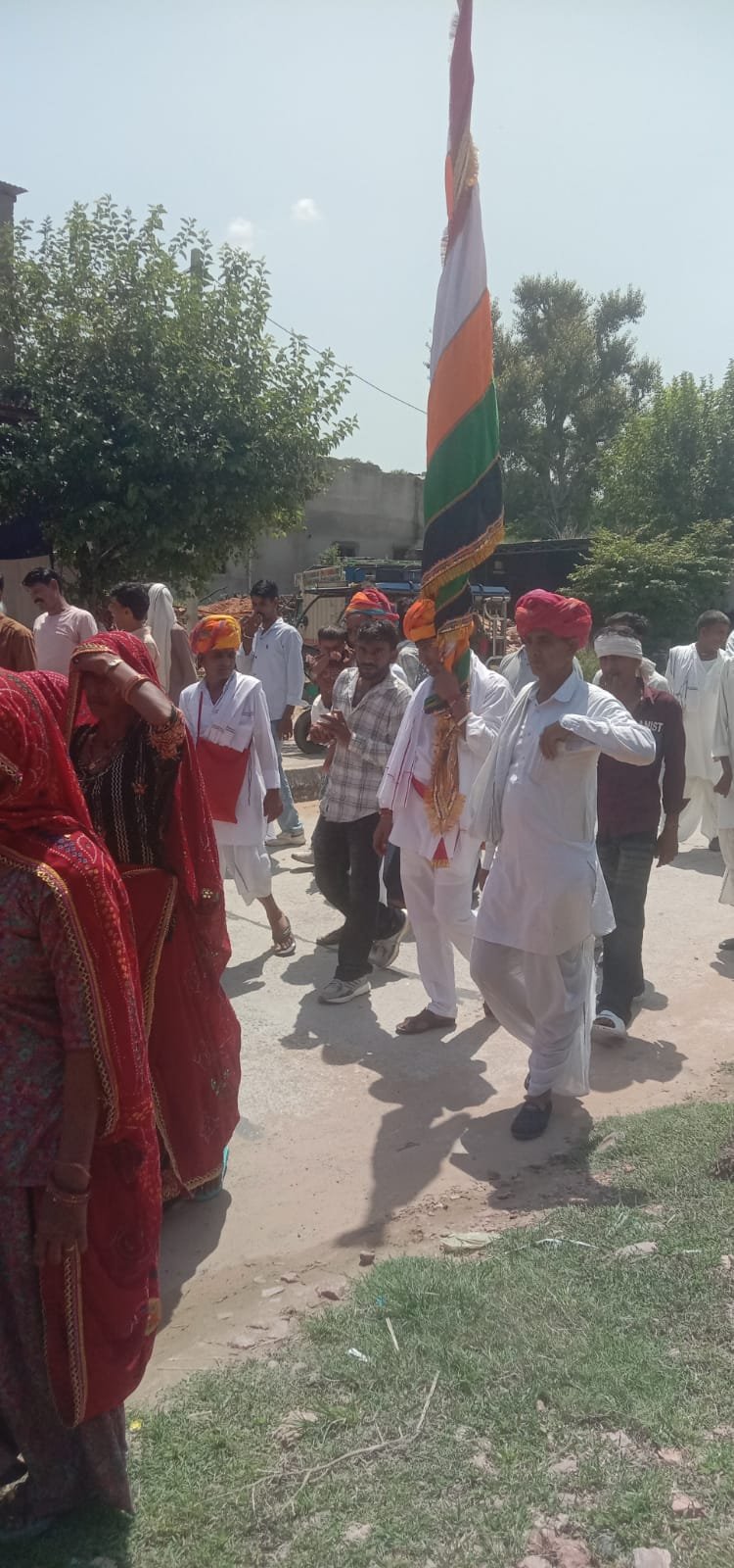धीरावास से देवधाम जोधपुरिया के लिए आठवीं विशाल पदयात्रा आज रवाना, ध्वज की अगुवाई में पैदल यात्री रवाना